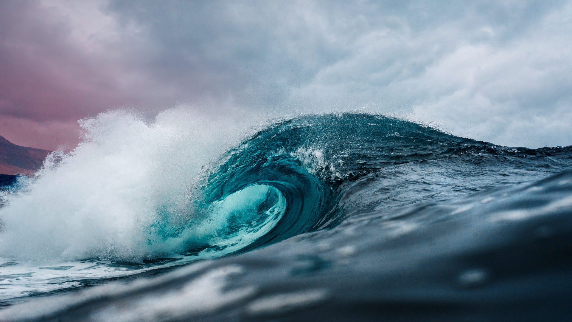 Wave crashing in the ocean